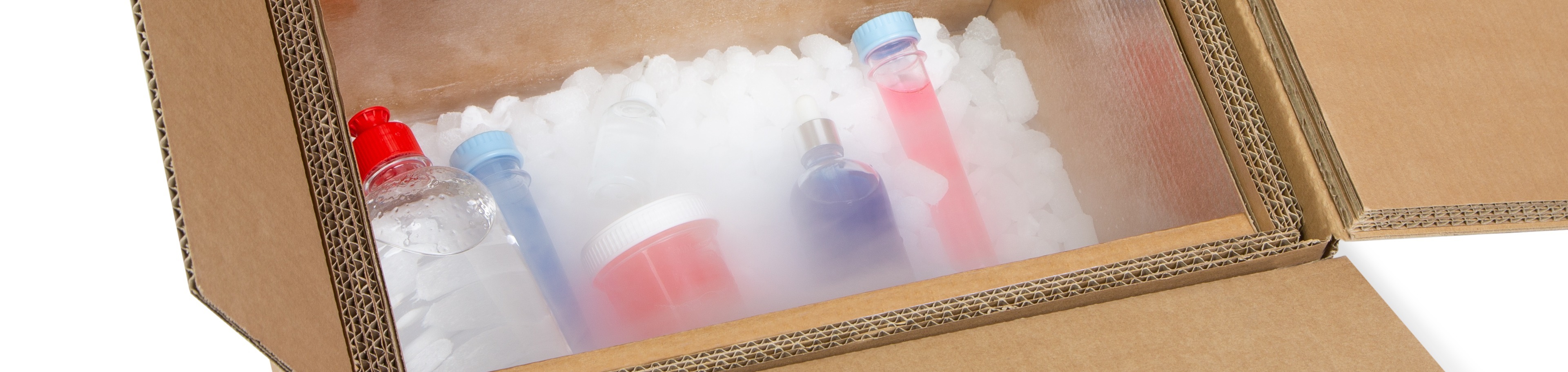Caja isotérmica de cartón abierta con frascos, tubos y material refrigerante en su interior